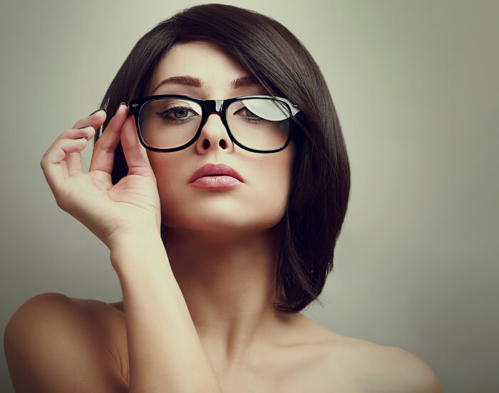 8 Cute Things that Shy Girls with Glasses Do